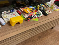 テレビ台に並べられたトミカの写真（撮影：エニママ）