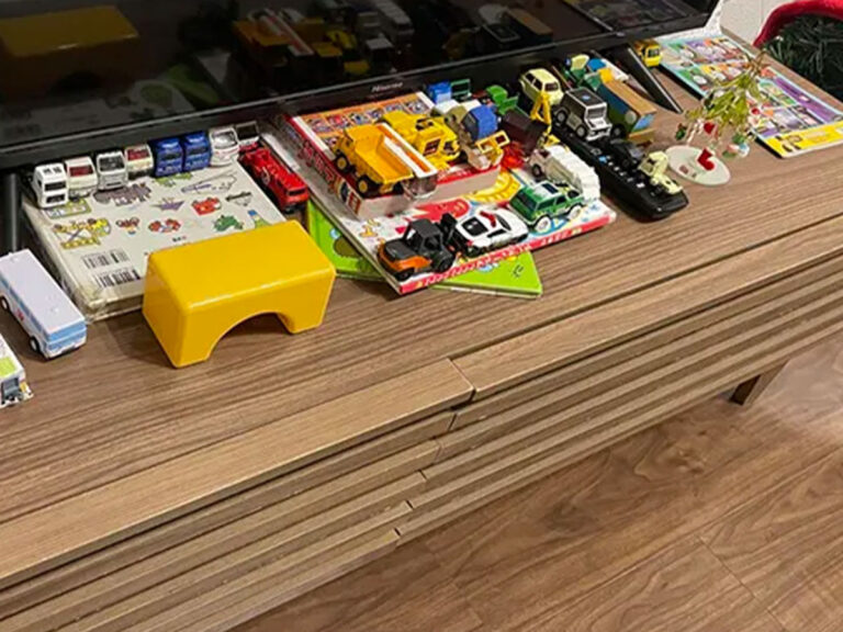 テレビ台に並べられたトミカの写真(撮影:エニママ)