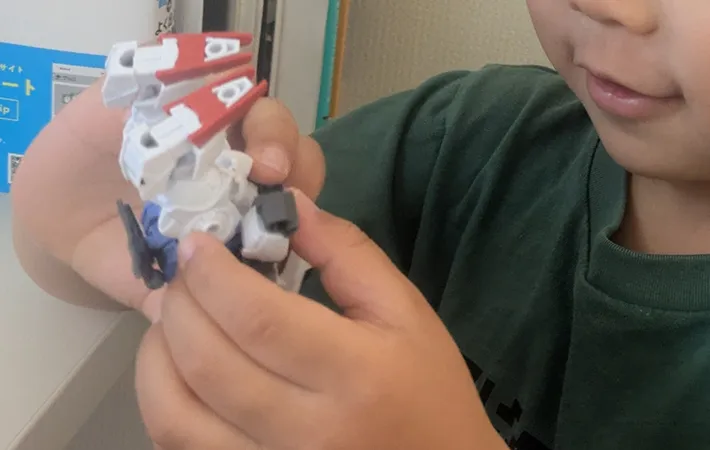 ガンダムのプラモデルを持つ写真（撮影：エニママ）