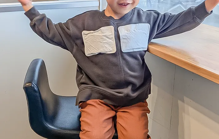 カイロを胸に貼っている写真（撮影：エニママ）