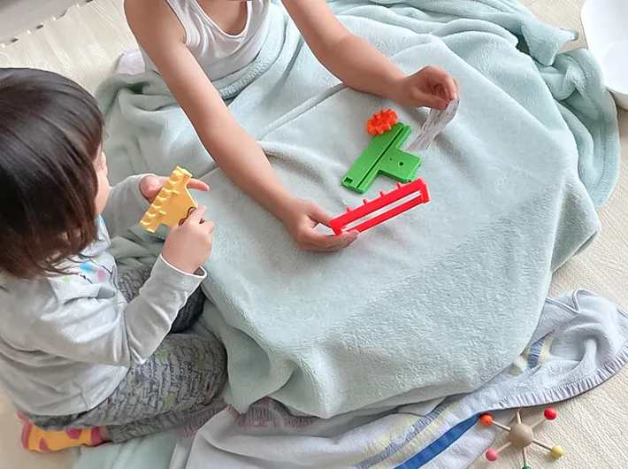 兄妹でこたつで遊んでいる写真（撮影：エニママ）