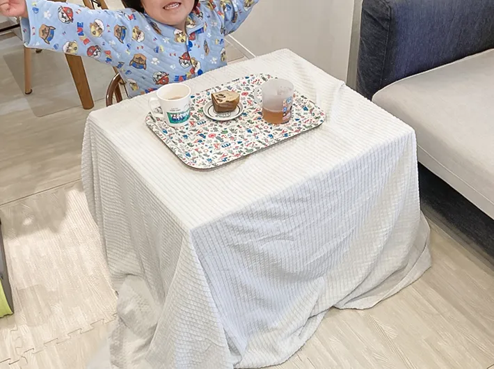 こたつで食事をしている写真（撮影：エニママ）