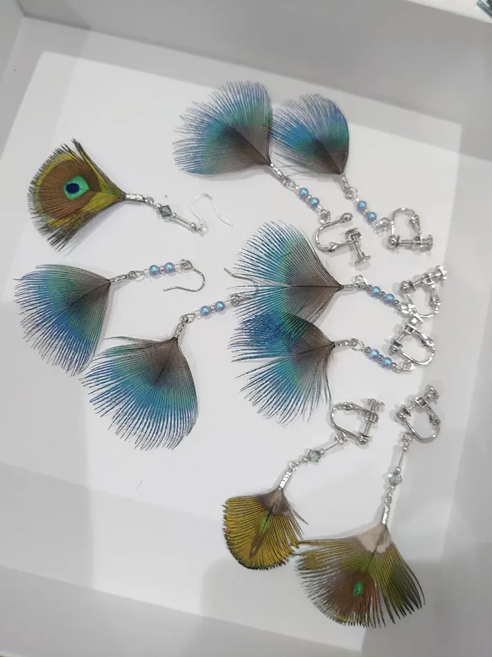クジャクの羽のアクセサリー