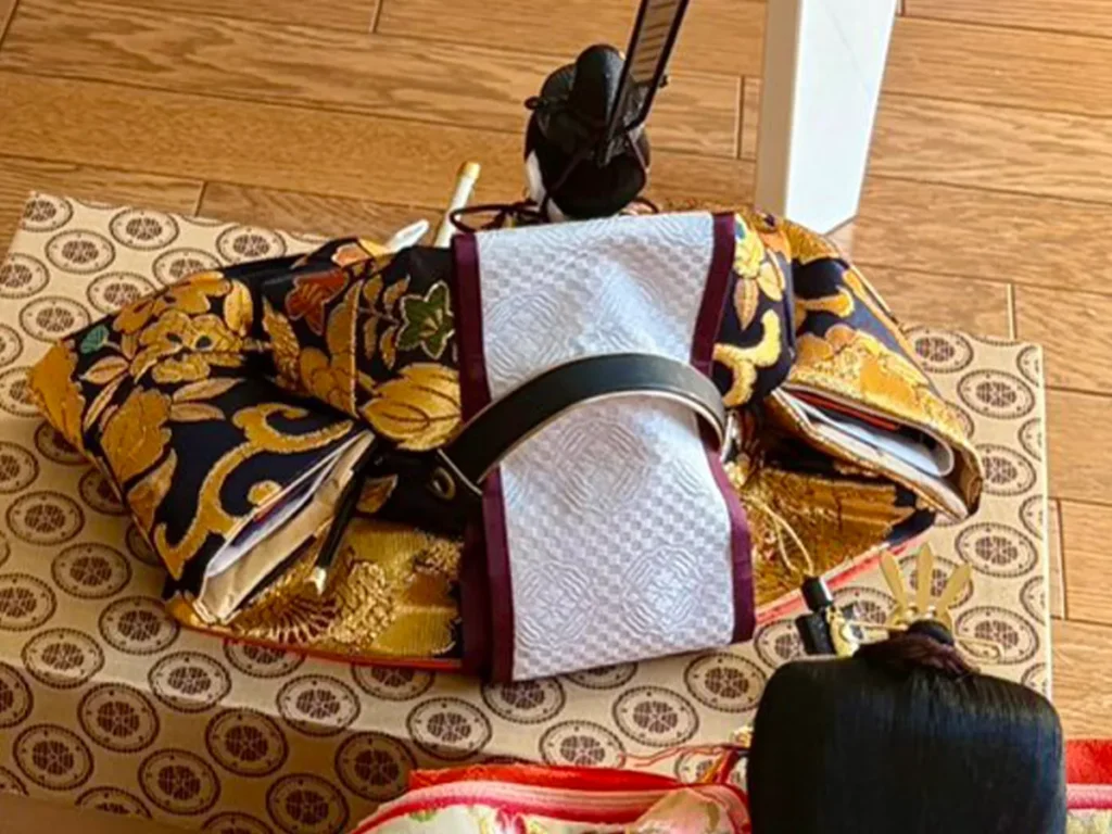 ひな人形と猫の写真