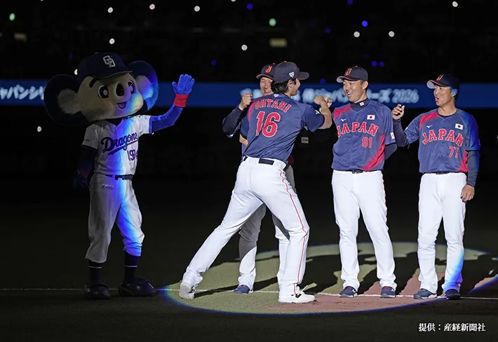 ドアラのハイタッチをスルーする大谷翔平の写真