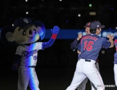 ドアラのハイタッチをスルーする大谷翔平の写真