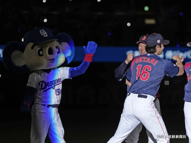 ドアラのハイタッチをスルーする大谷翔平の写真