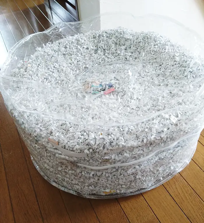 紙で作ったクッションの写真