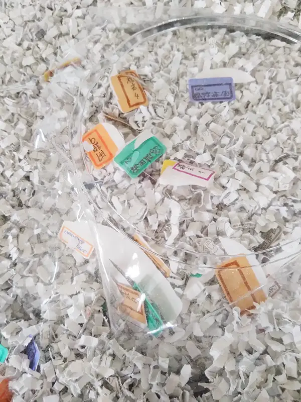 紙で作ったクッションの写真