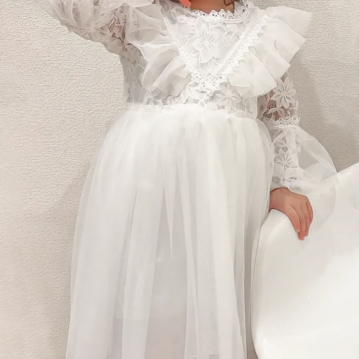 白いワンピースを着た子供の写真（撮影：エニママ）