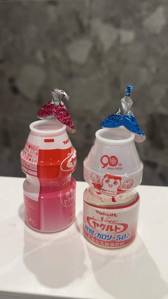 ヤクルトの空き容器で雛人形を作った写真