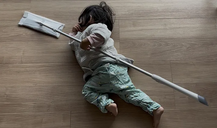 寝落ちする子供の写真