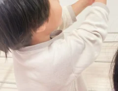 イチゴを取る子供の写真