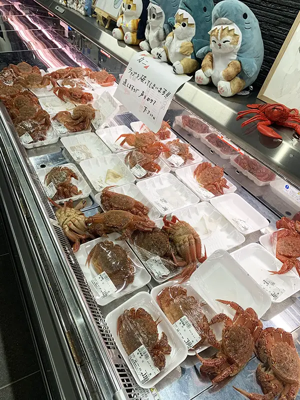 店のカニ売り場の写真