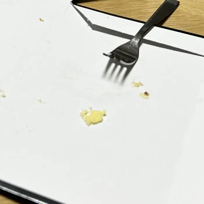 こぼれ落ちたケーキのスポンジの写真