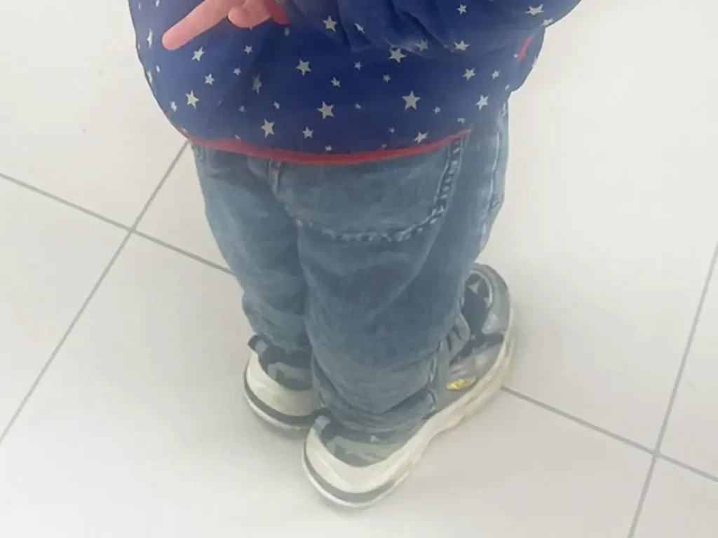 カプセルトイを見つめる4歳児の写真