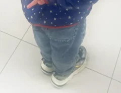 カプセルトイを見つめる4歳児の写真