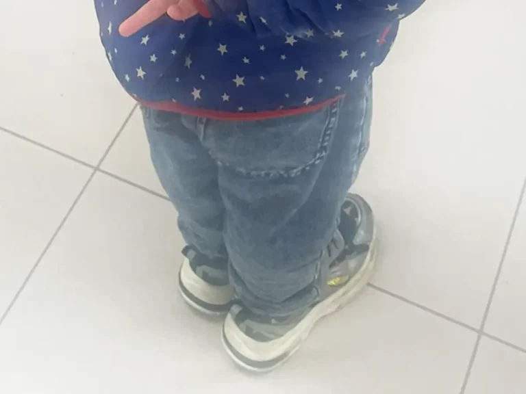 カプセルトイを見つめる4歳児の写真