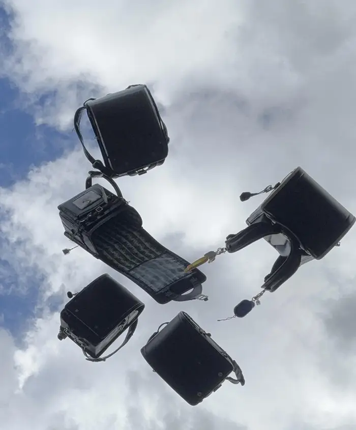 空に放り投げたランドセルの写真