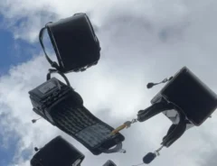 空に放り投げたランドセルの写真