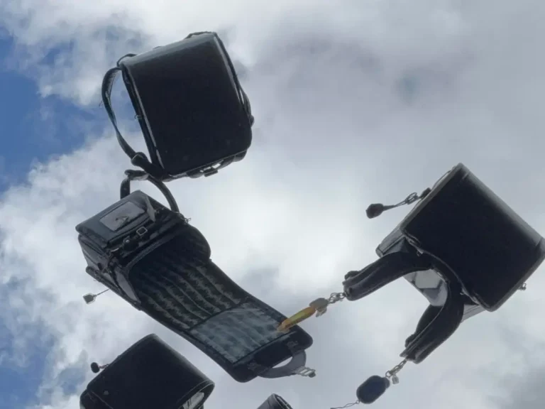 空に放り投げたランドセルの写真
