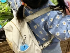 スーパーの野菜売り場にいる2歳児の写真