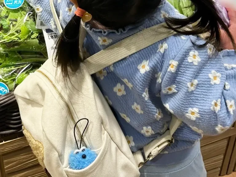 スーパーの野菜売り場にいる2歳児の写真