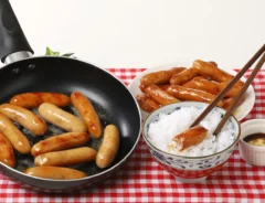 フライパンで焼く『ウインナー』に「まさか」「口に入れちゃう」 正体は？