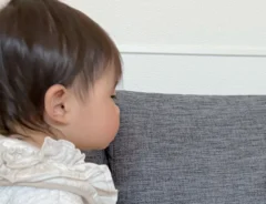 赤ちゃんと犬の写真