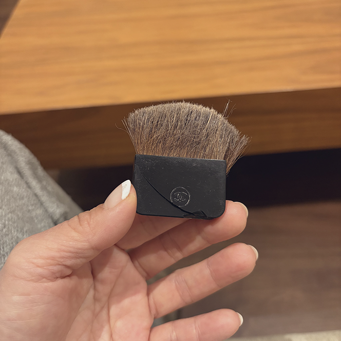 ボサボサになったCHANELのメイクブラシの写真