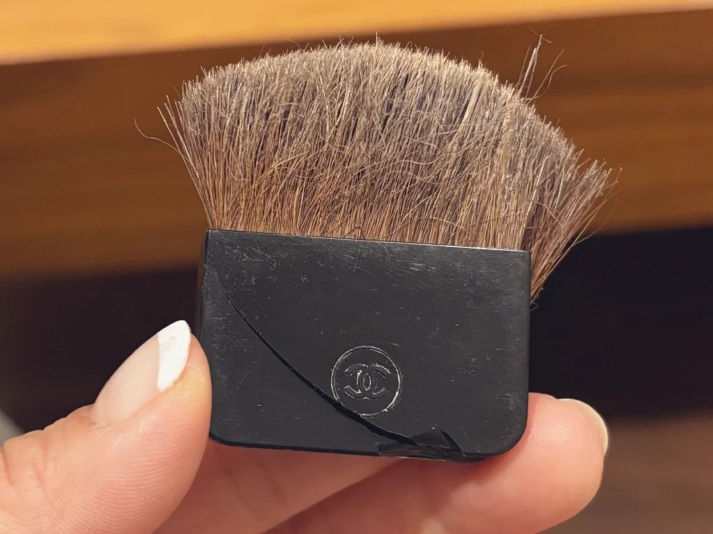 ボサボサになったCHANELのメイクブラシの写真