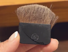 ボサボサになったCHANELのメイクブラシの写真