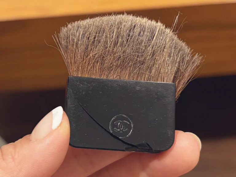 ボサボサになったCHANELのメイクブラシの写真