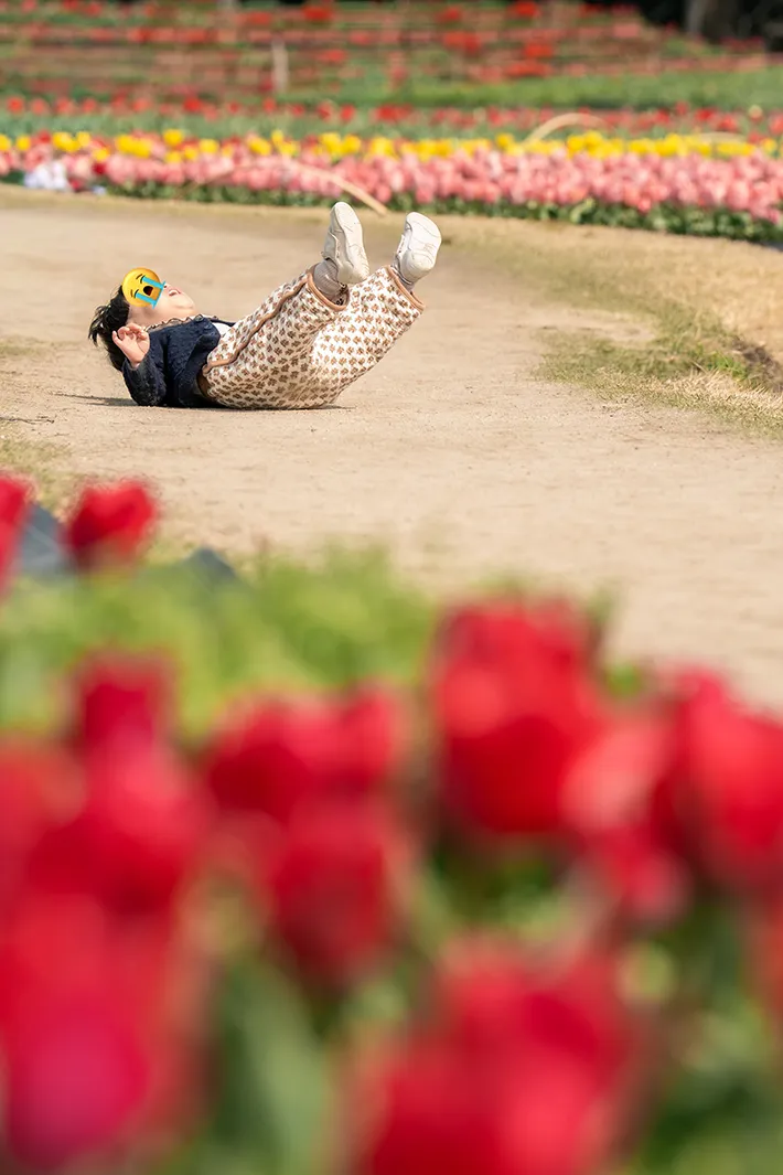 公園で寝転がる子供
