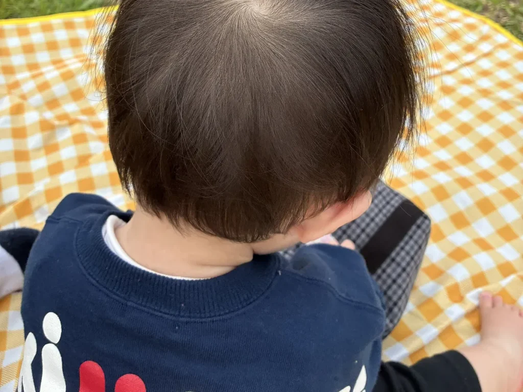 桜の花が頭にのった子供