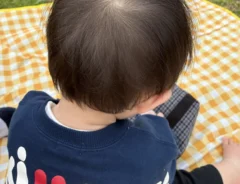 桜の花が頭にのった子供