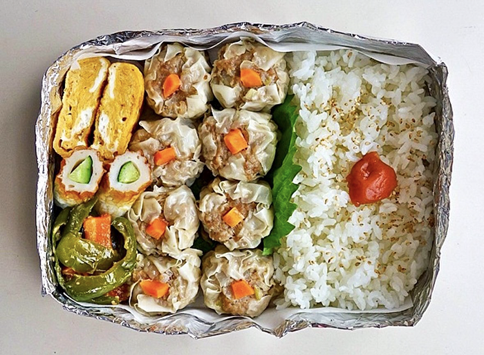 アルミホイルで作った弁当箱の写真