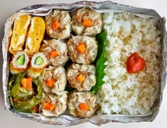 アルミホイルで作った弁当箱の写真