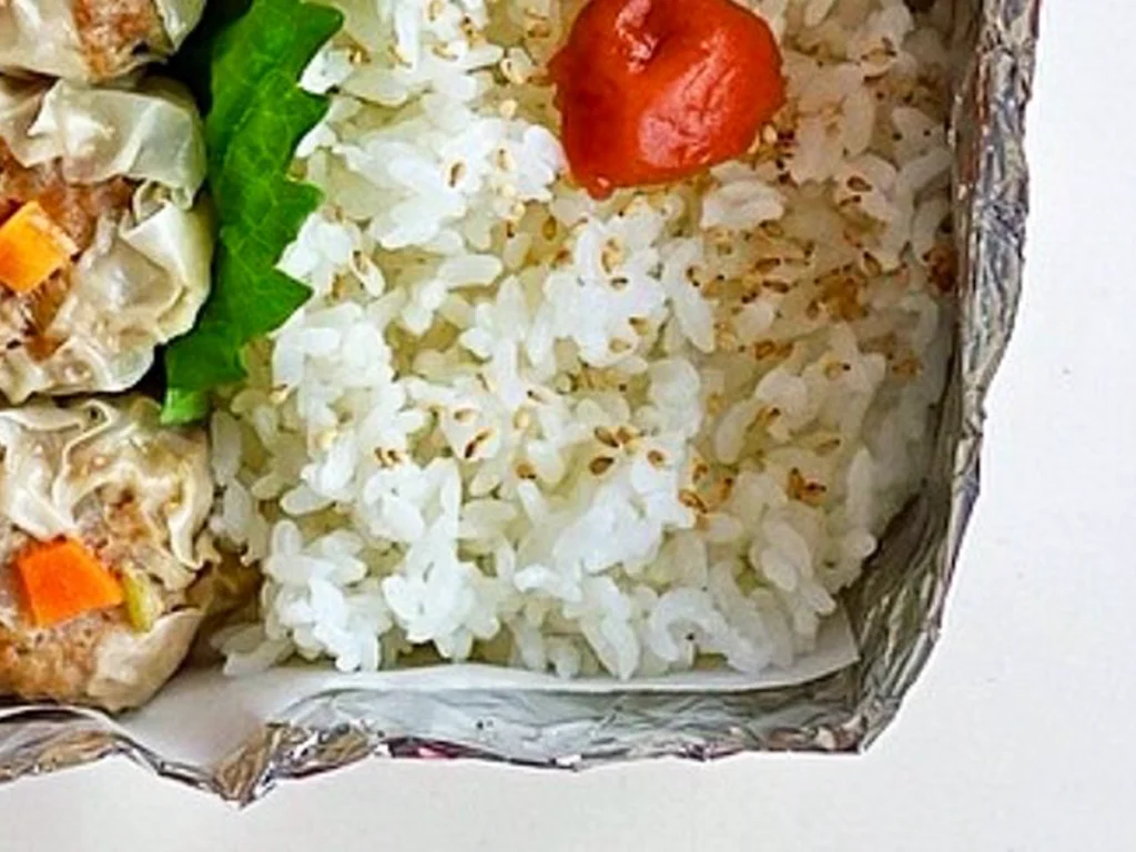 アルミホイルで作った弁当箱の写真