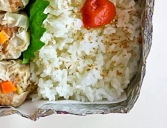 アルミホイルで作った弁当箱の写真