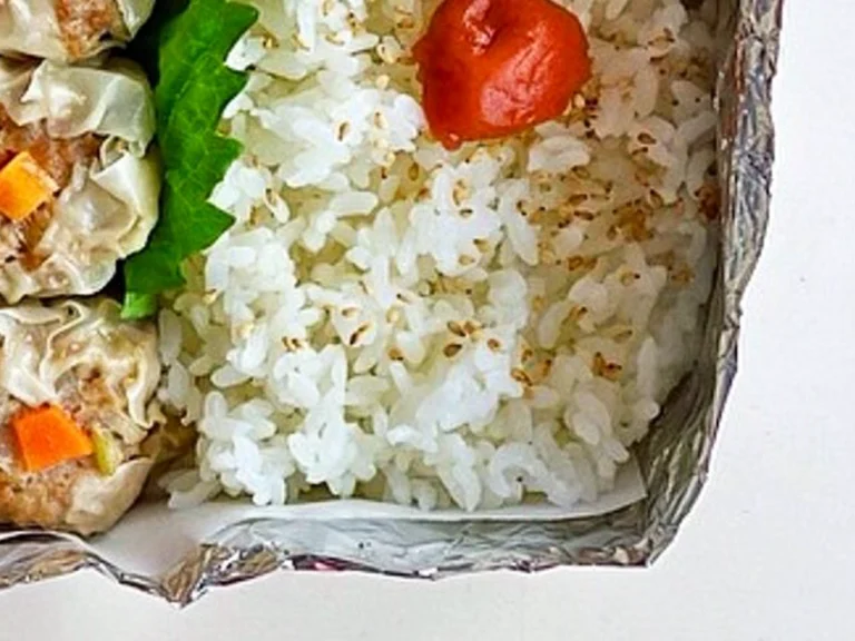 アルミホイルで作った弁当箱の写真