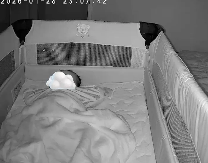 見守りカメラに映った赤ちゃんの寝姿