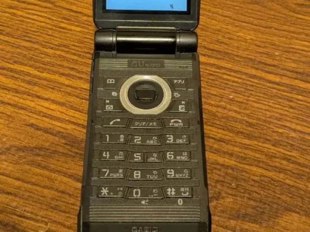 テーブルに置かれたガラケー