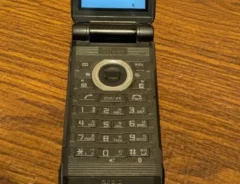 テーブルに置かれたガラケー