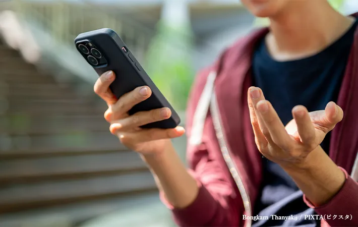 説明する男性のイメージ写真