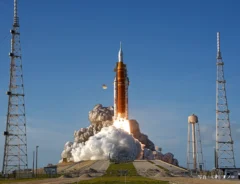 NASA、月へ向かう有人宇宙船を打ち上げ！　『アポロ計画』以来、約53年ぶりに人類が月へ