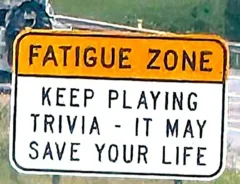 「クイズを続けてください」　道路標識の一文に思わず目を疑う