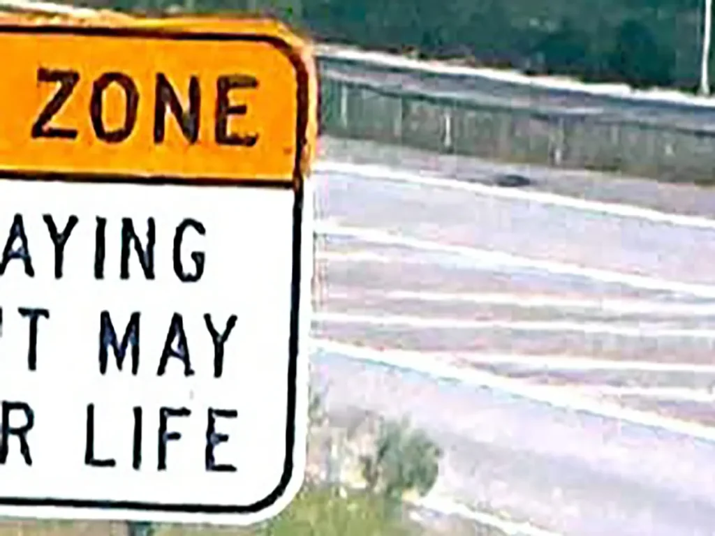 道路と英語で書かれた道路標識