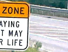 道路と英語で書かれた道路標識