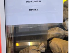 英語で書かれた求人広告の貼り紙